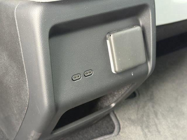 New 2025 Cadillac Optiq Luxury 1 image 36