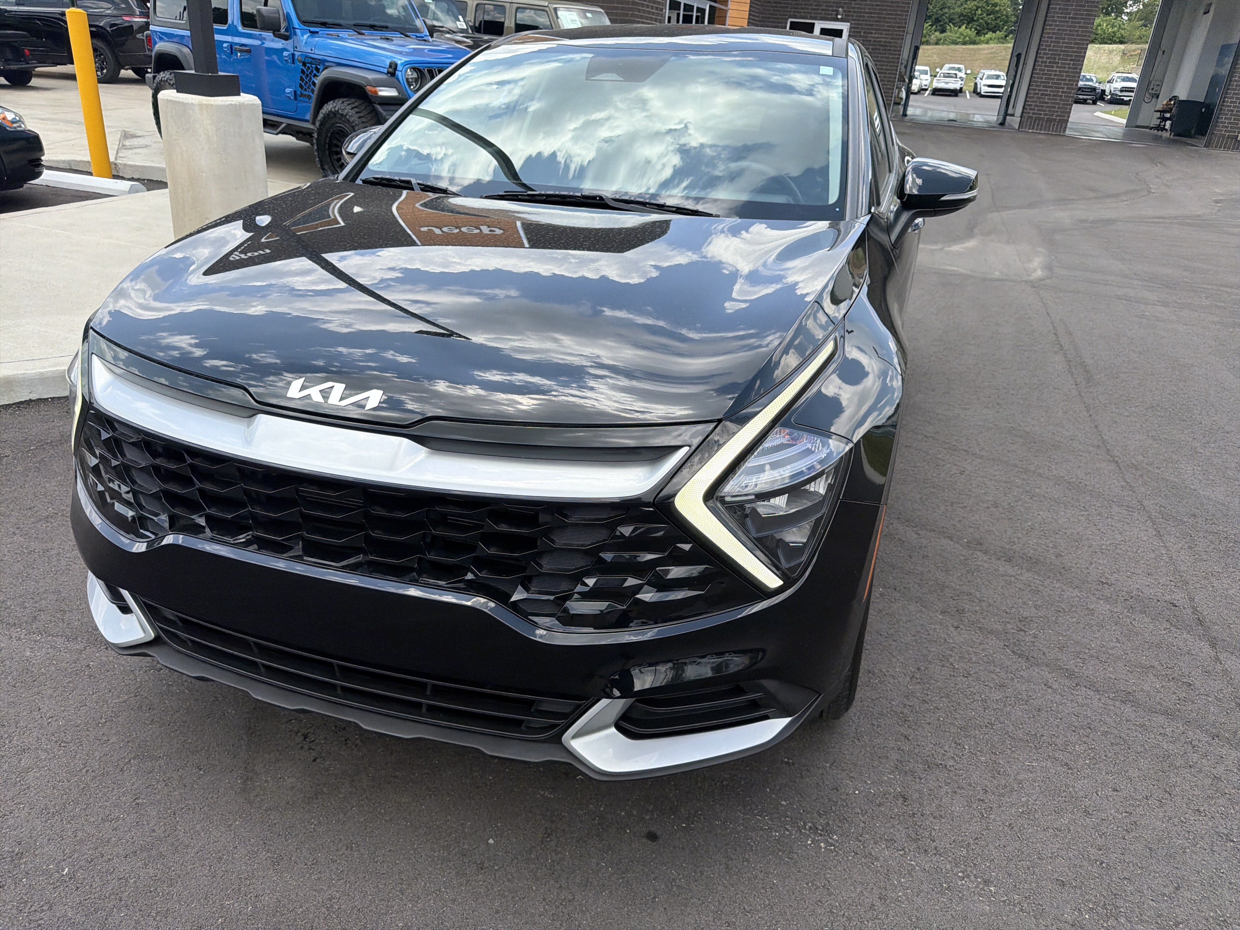 Used 2023 Kia Sportage EX FWD image 4