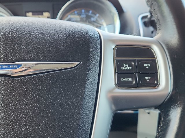 Used 2013 Chrysler Town & Country Touring FWD image 39