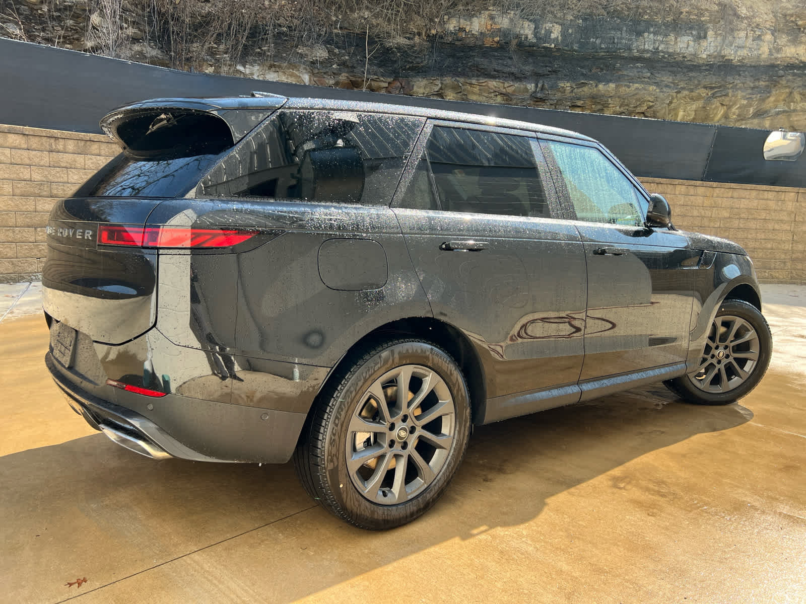 Used 2025 Land Rover Range Rover Sport image 3