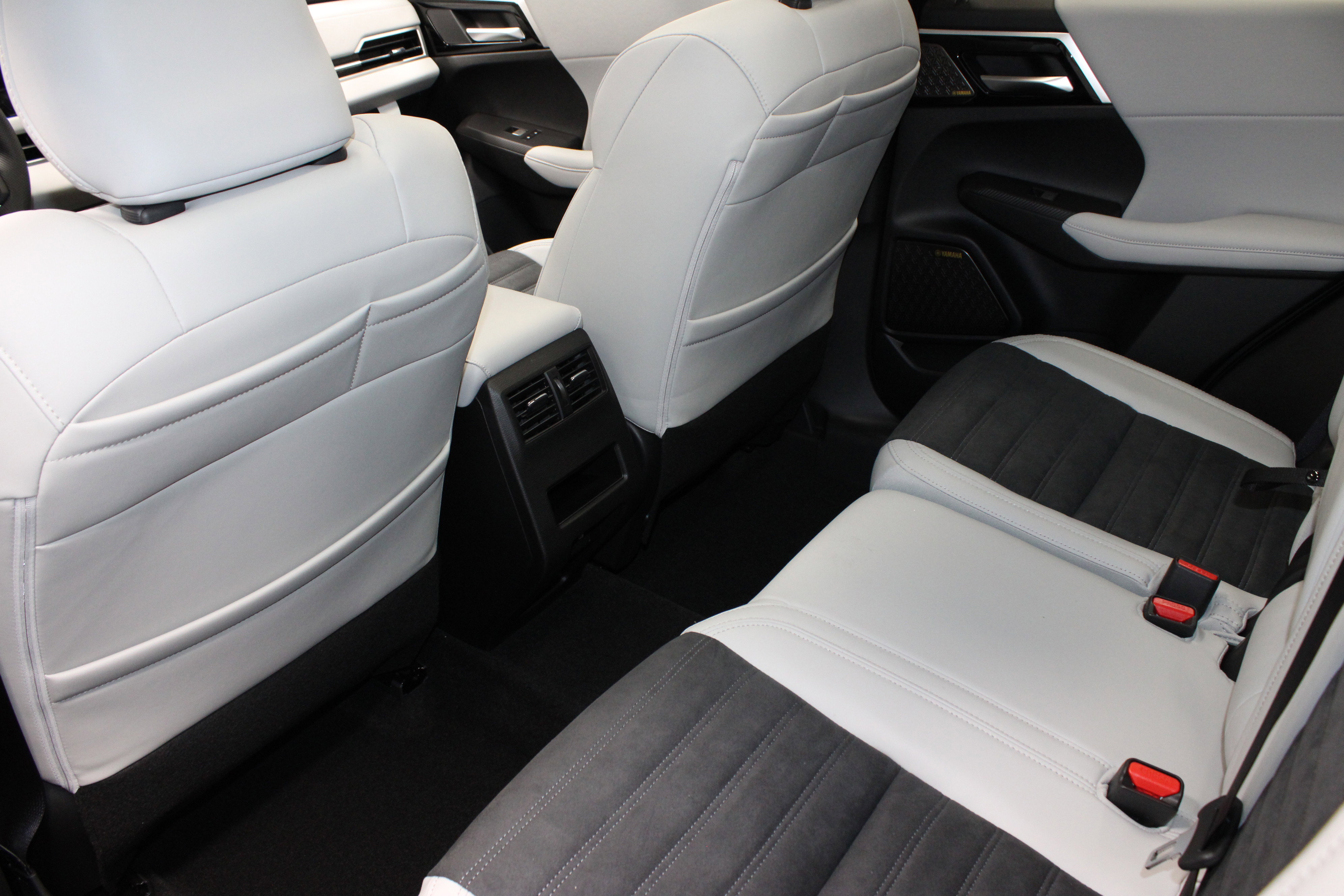 New 2025 Mitsubishi Outlander SE image 13