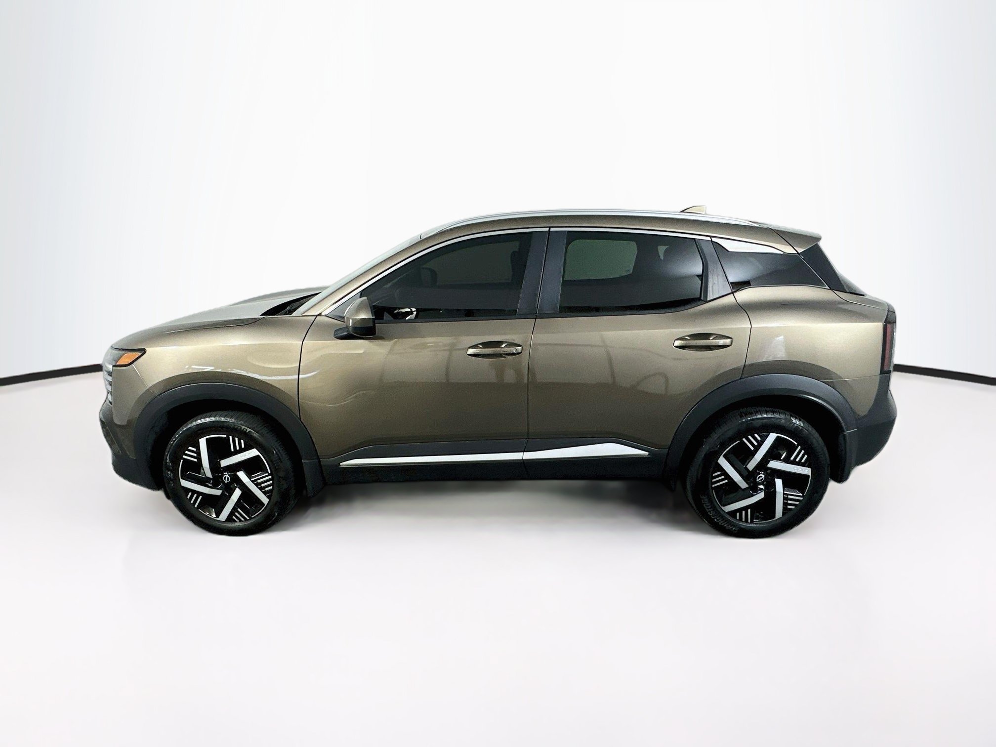 Used 2025 Nissan Kicks SV w/ SV Premium Package FWD image 4