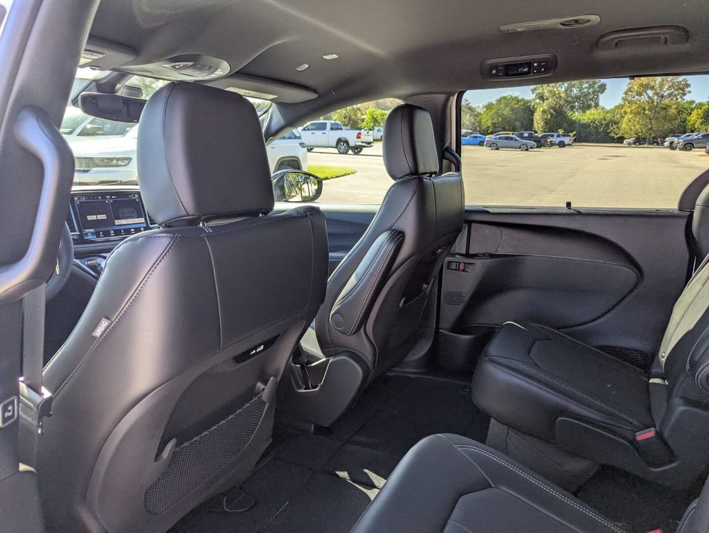 New 2026 Chrysler Pacifica Select FWD image 10