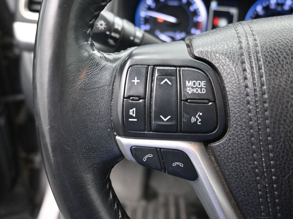 Used 2017 Toyota Highlander XLE AWD/4WD image 25