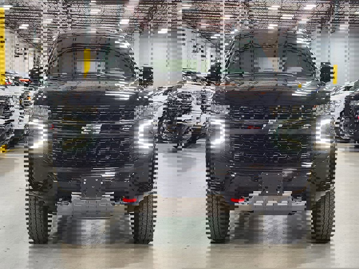 Used 2024 Chevrolet Tahoe Z71 w/ Luxury Package AWD/4WD image 2