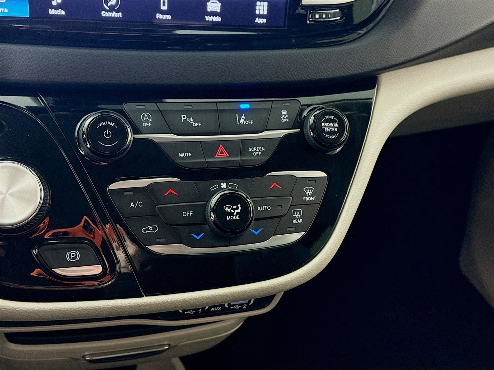 Used 2023 Chrysler Pacifica Touring-L image 9