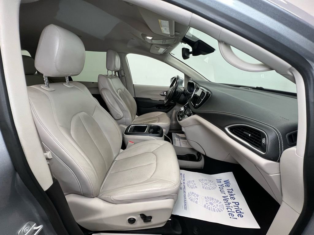 Used 2021 Chrysler Pacifica Touring-L image 11