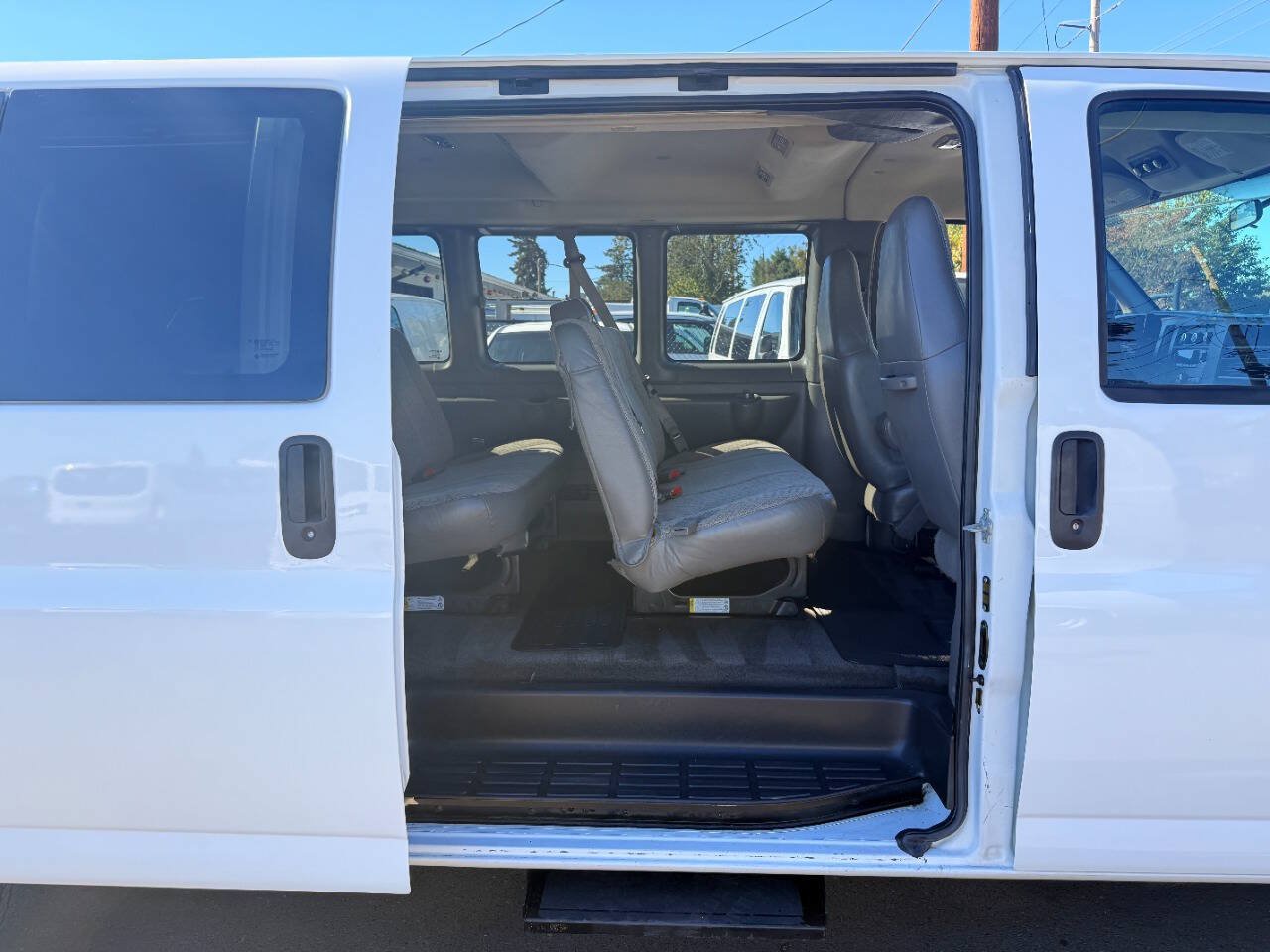 Used 2008 GMC Savana 3500 Extended Passenger w/ LT Preferred Equipment Group RWD image 11