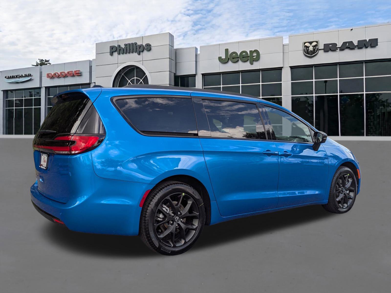 New 2026 Chrysler Pacifica Select FWD image 3