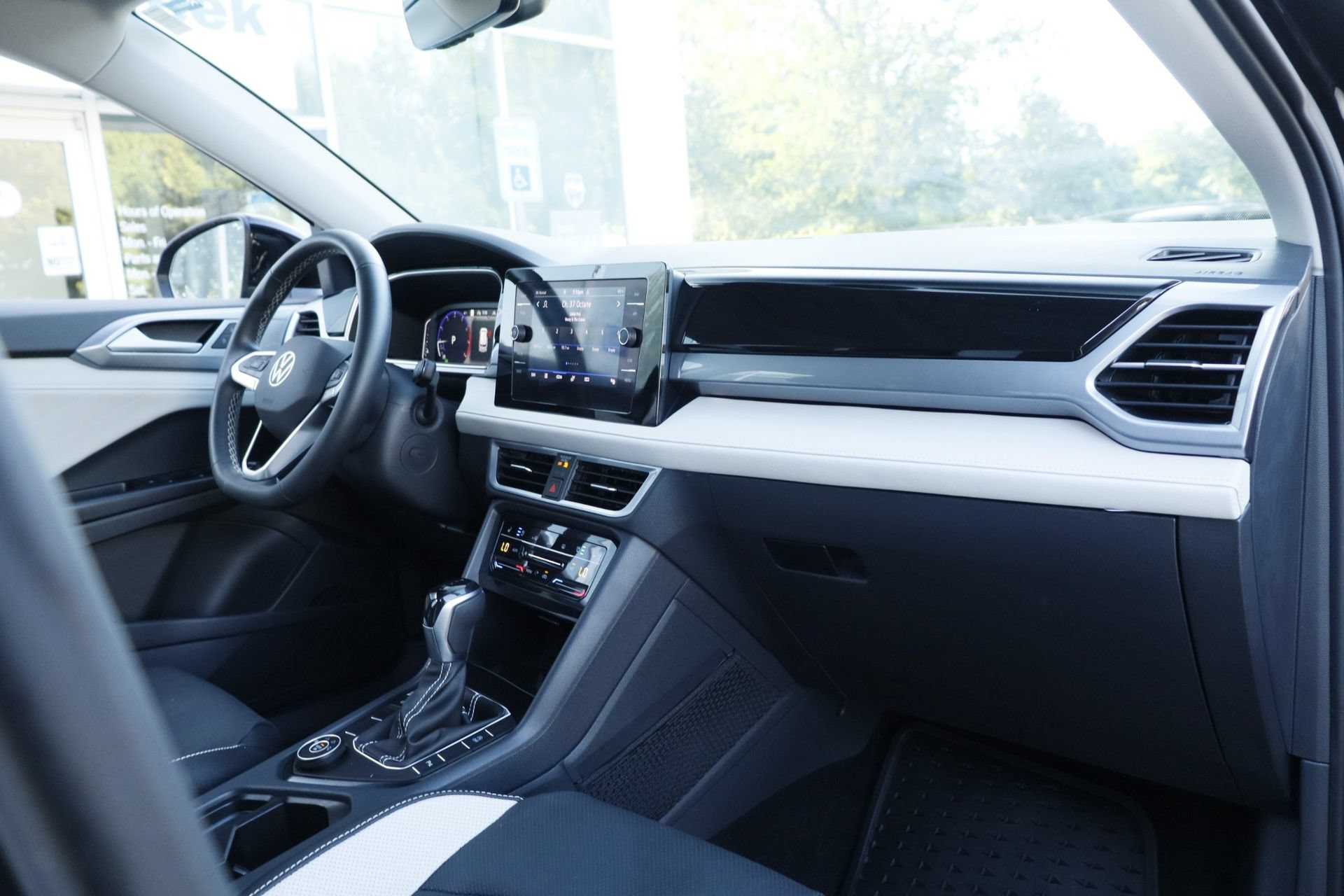 Certified 2025 Volkswagen Taos SEL AWD/4WD image 20