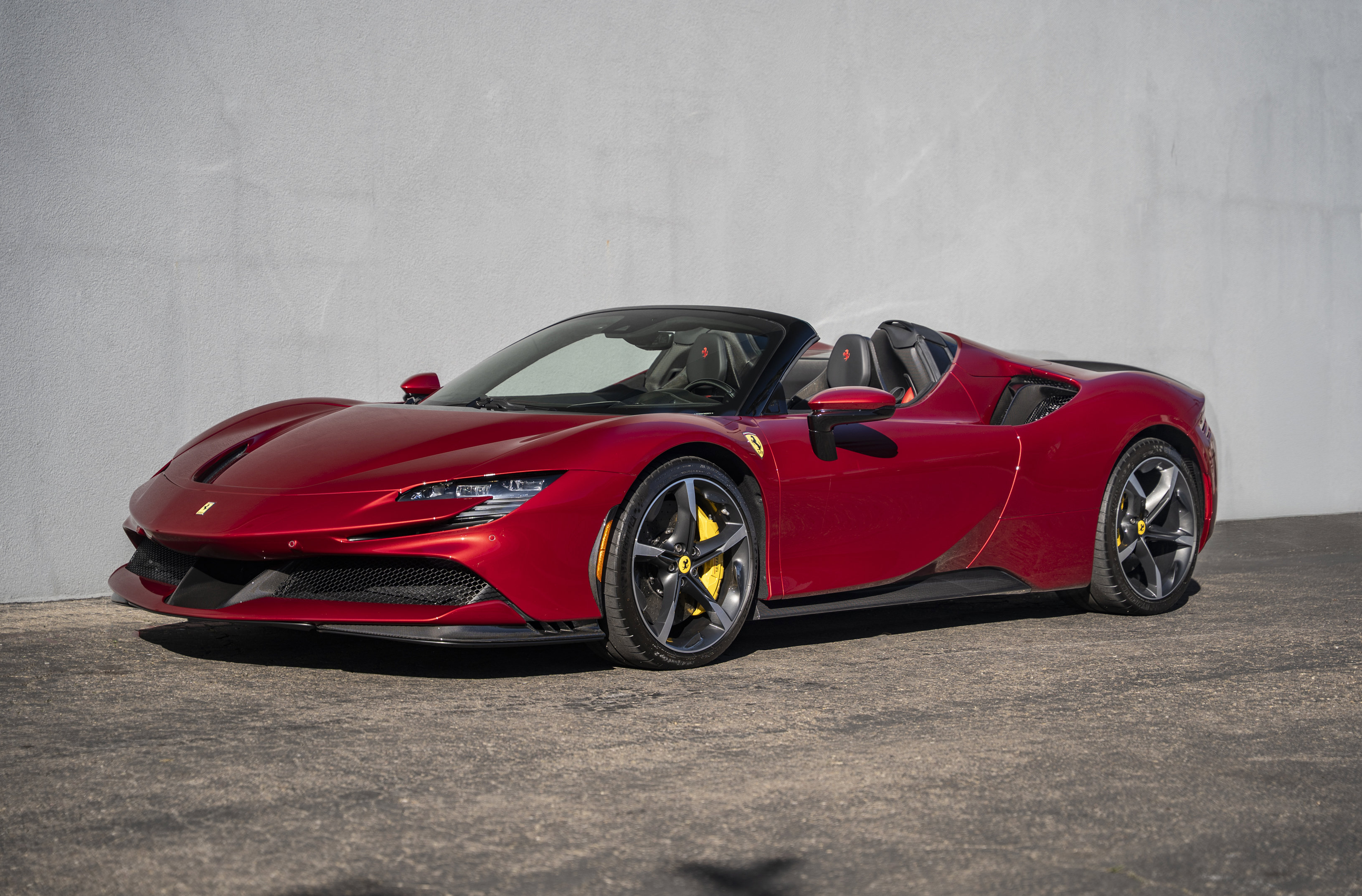 Used 2022 Ferrari SF90 Spider image 1