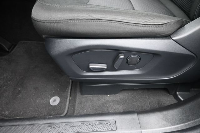 Used 2023 Ford Explorer XLT RWD image 9