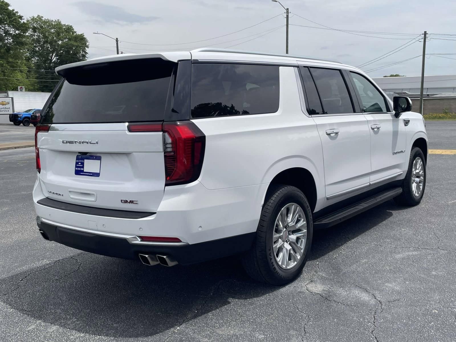 Used 2025 GMC Yukon XL Denali AWD/4WD image 3