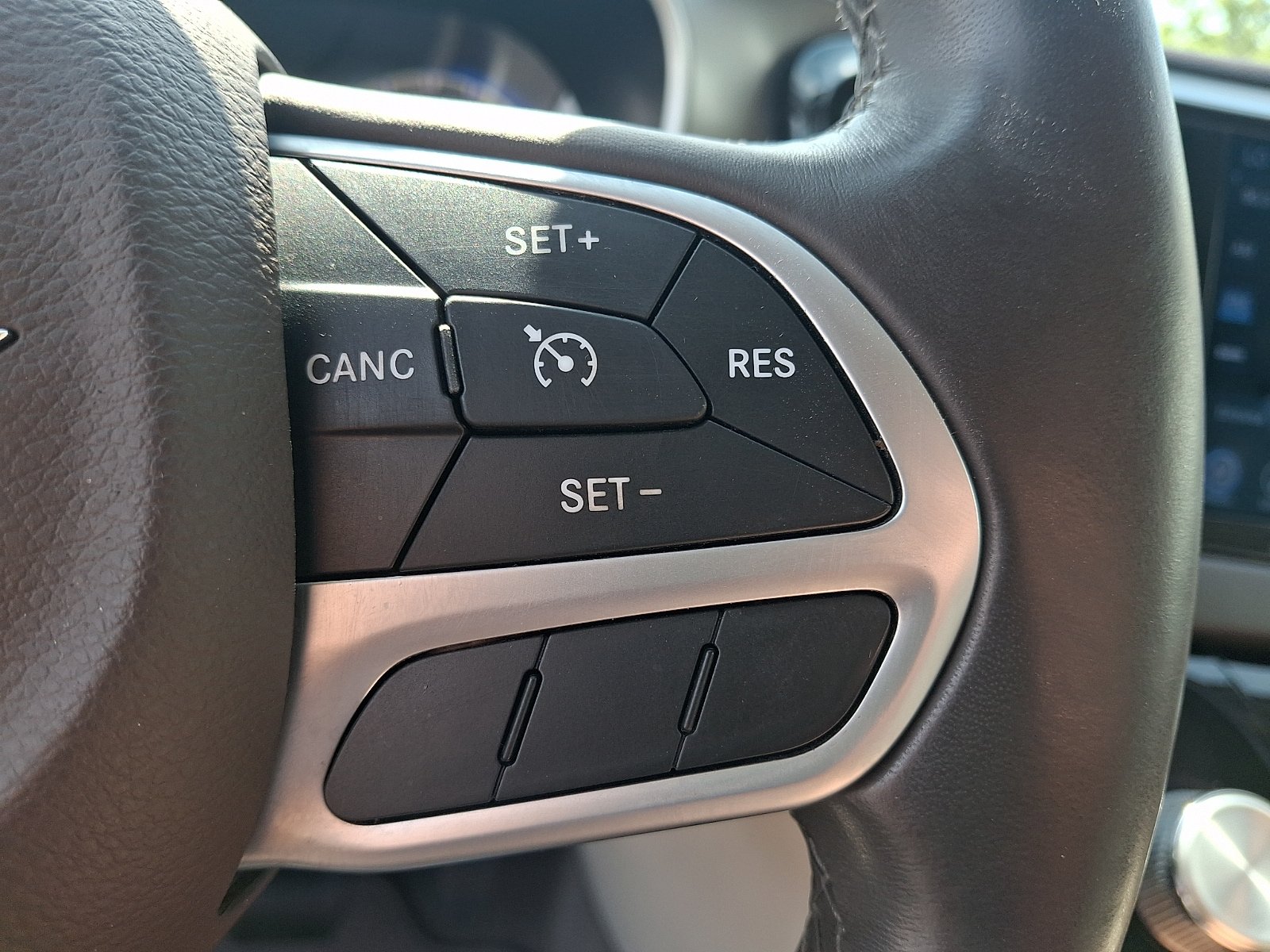 Used 2017 Chrysler Pacifica Touring-L w/ Tire & Wheel Group FWD image 20