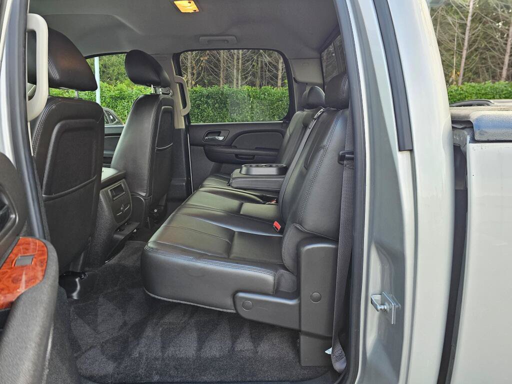 Used 2011 GMC Sierra 1500 SLT w/ Chrome Essentials Package AWD/4WD image 18