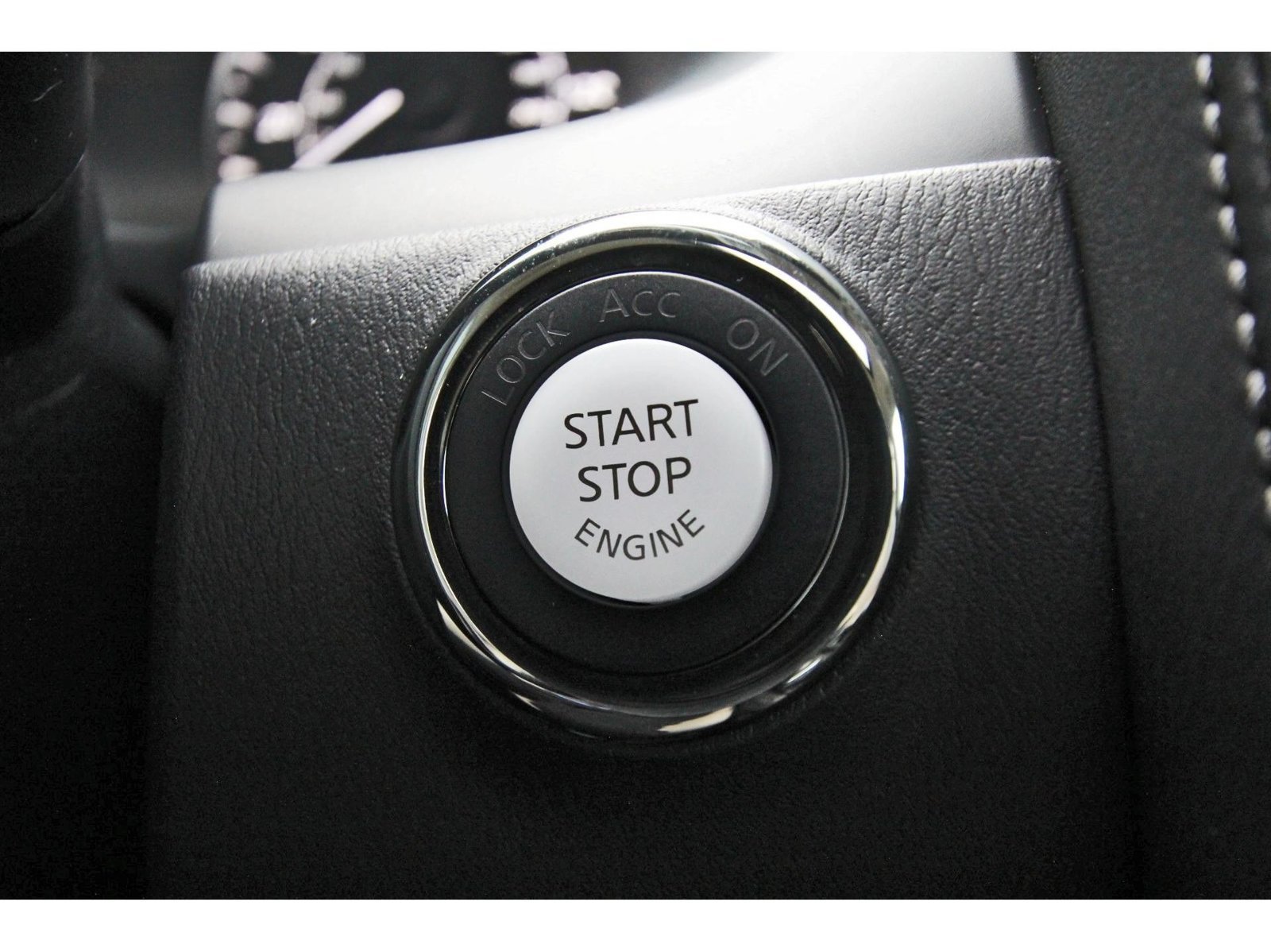 Used 2022 Nissan Armada Platinum w/ Captain's Chairs Package RWD image 32