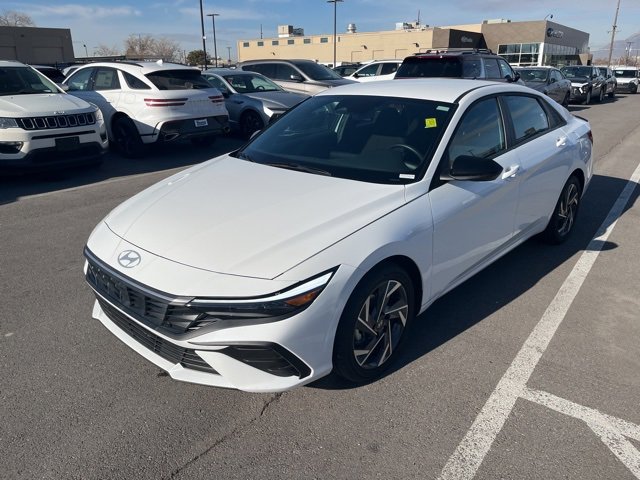 Used 2025 Hyundai Elantra SEL image 1