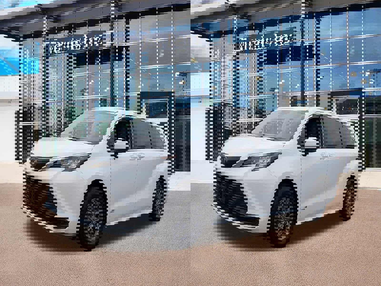 Used 2021 Toyota Sienna LE image 1