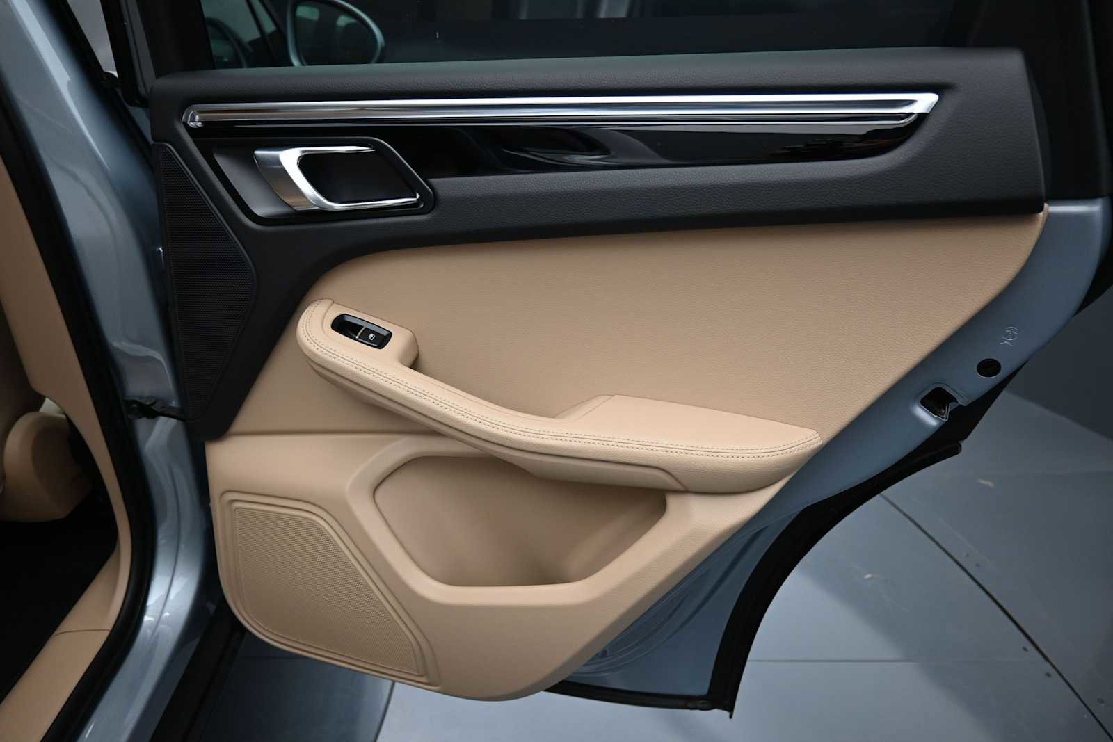 Certified 2025 Porsche Macan AWD/4WD image 19