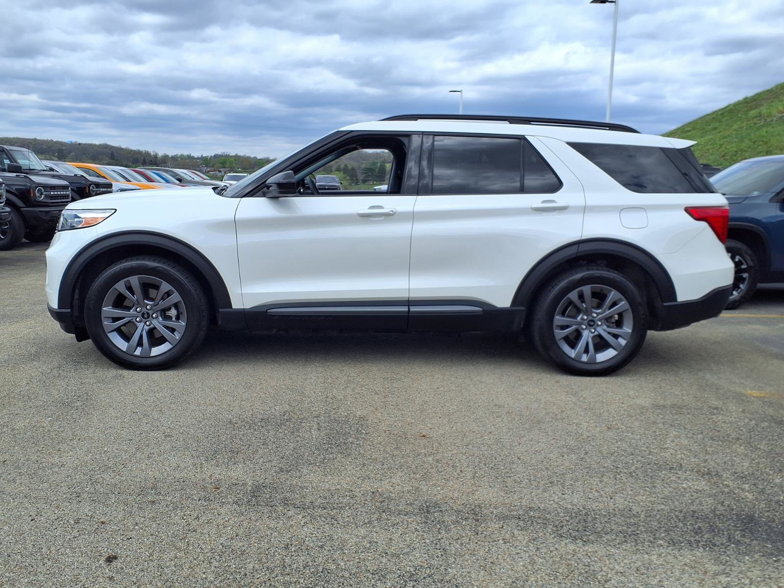 Used 2022 Ford Explorer XLT w/ Equipment Group 202A image 4