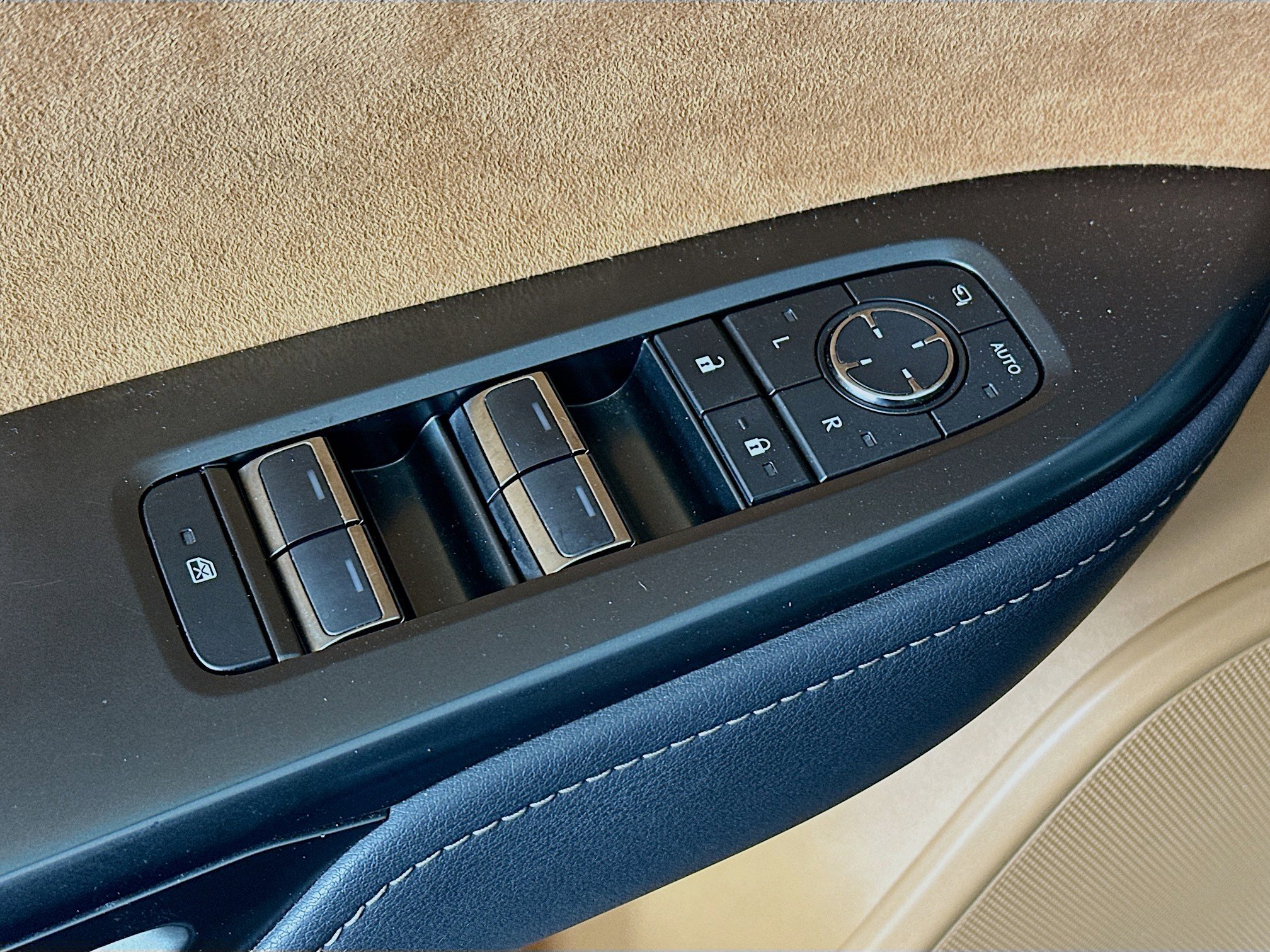 Used 2023 Lexus RZ 450e Premium w/ Accessory Package (2T) image 15