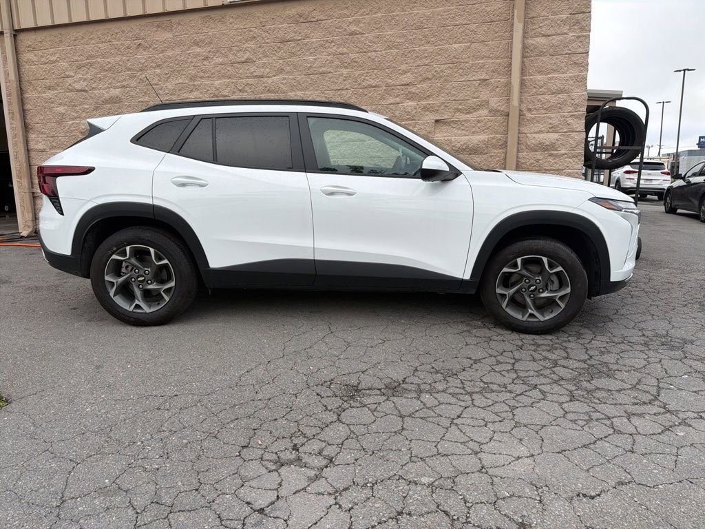 Used 2024 Chevrolet Trax LT FWD image 3
