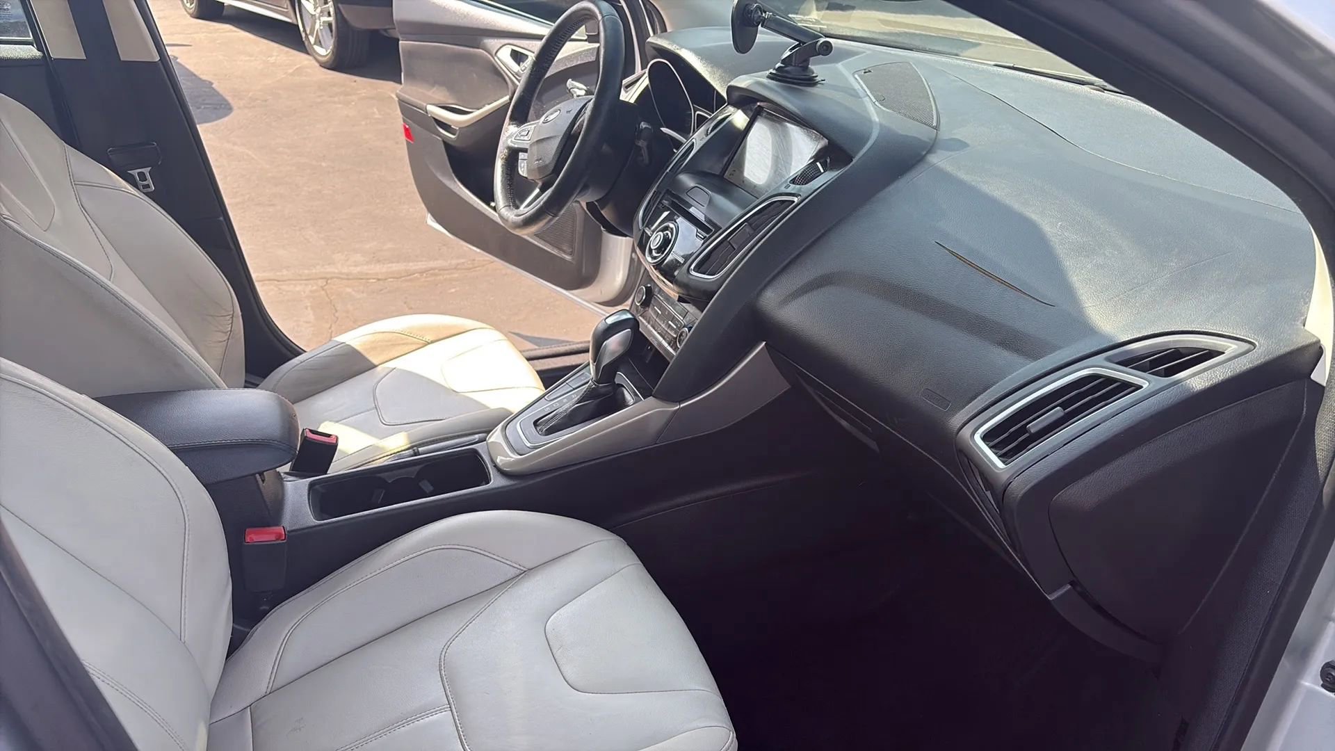 Used 2017 Ford Focus Titanium image 10