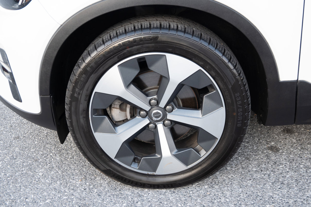 Used 2023 Volvo XC40 B5 Plus image 13