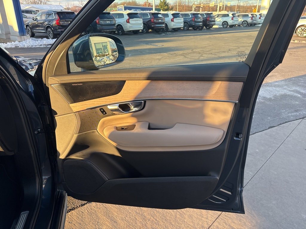 Certified 2025 Volvo XC90 B6 Plus image 40
