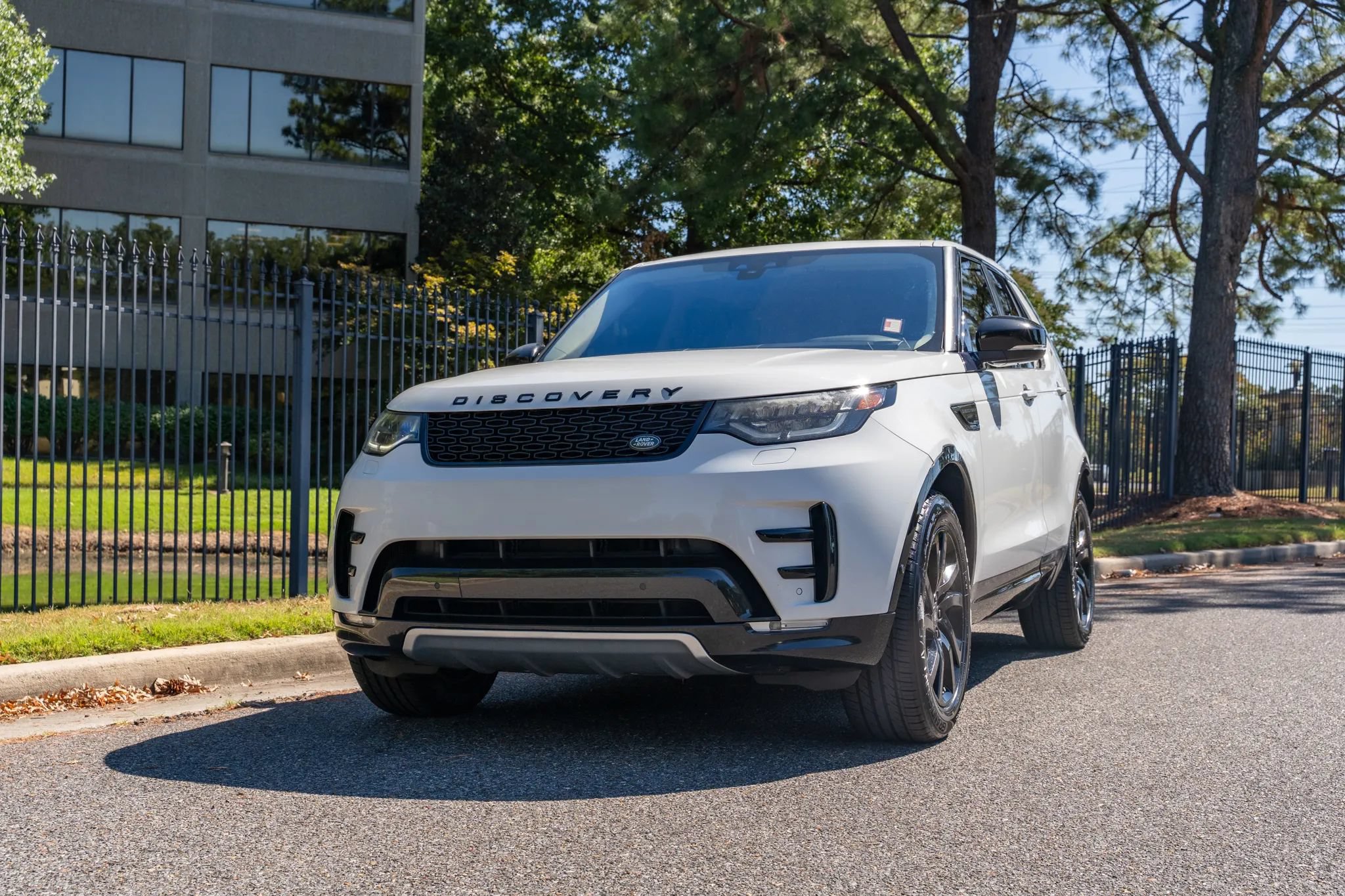 Used 2020 Land Rover Discovery Landmark AWD/4WD image 2