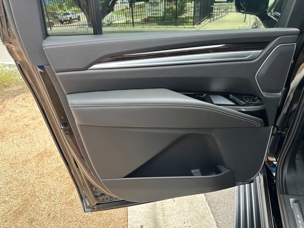 New 2026 Cadillac Escalade ESV Luxury AWD/4WD image 38