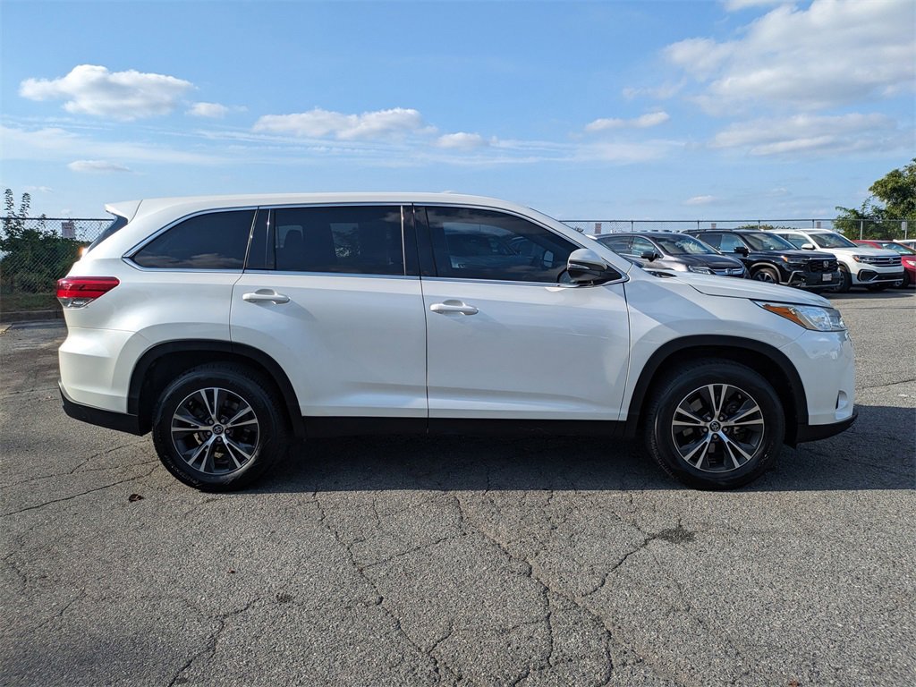 Used 2019 Toyota Highlander LE image 3