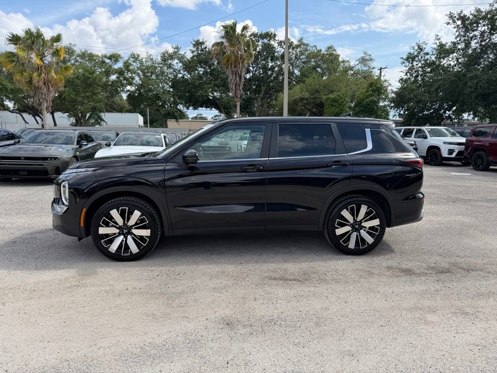 Used 2025 Mitsubishi Outlander SE AWD/4WD image 3
