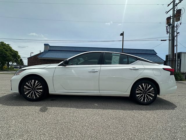 Used 2025 Nissan Altima 2.5 SV FWD image 2