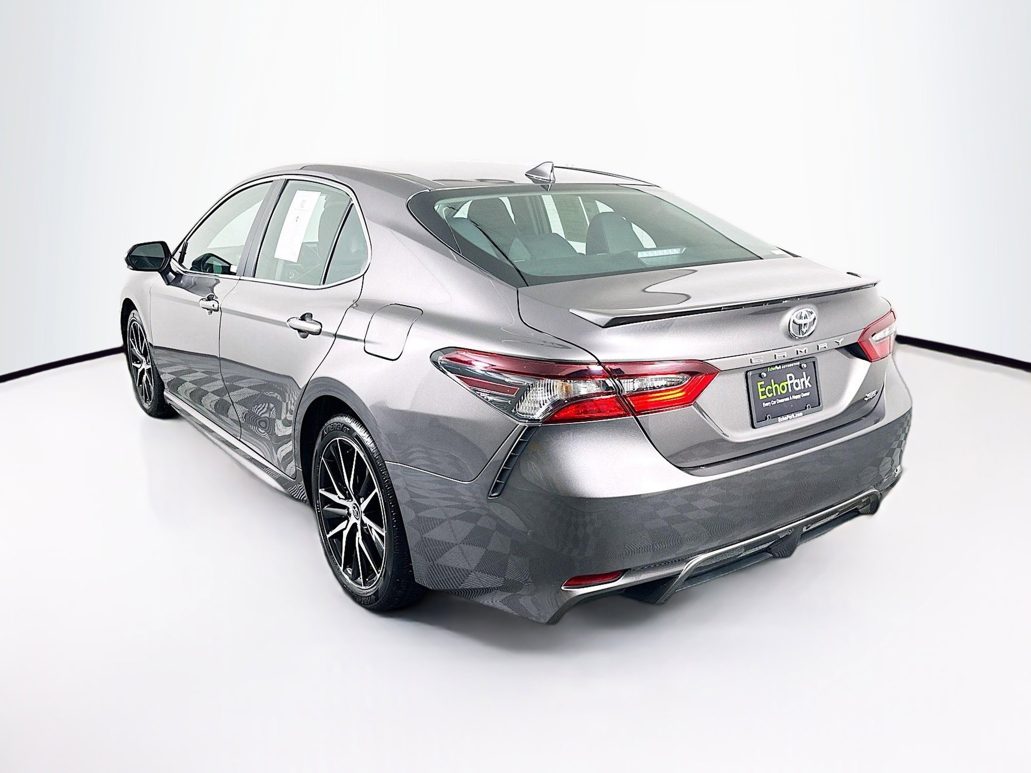Used 2023 Toyota Camry SE image 5