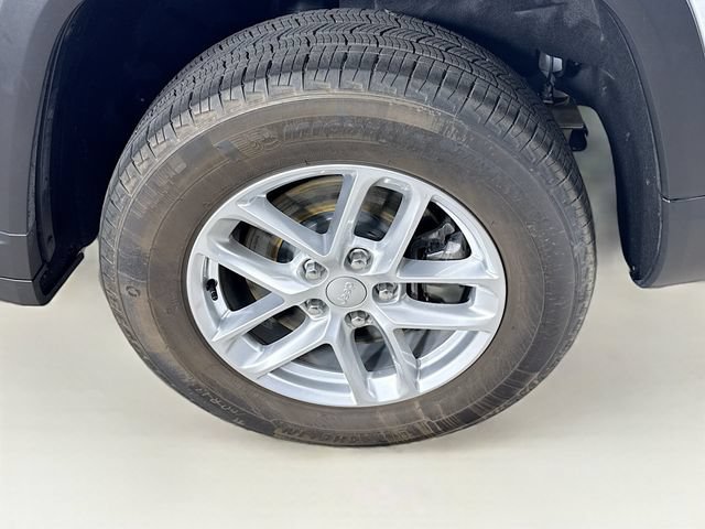 Used 2025 Jeep Grand Cherokee L Laredo RWD image 34