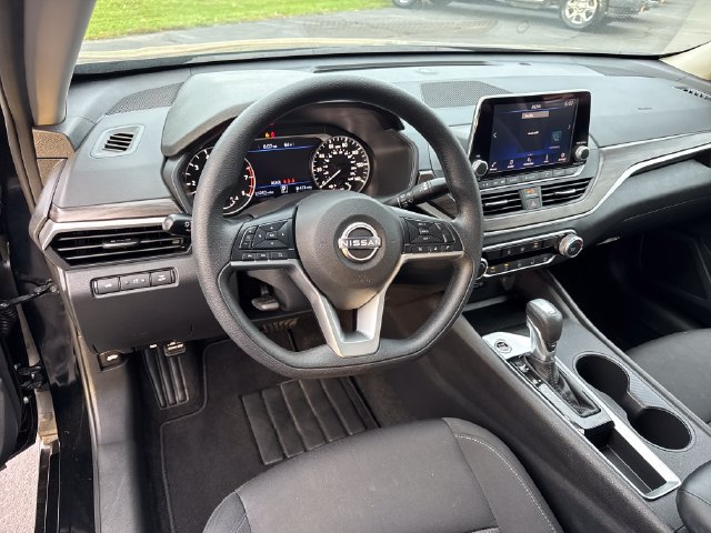 Used 2025 Nissan Altima 2.5 SV FWD image 14