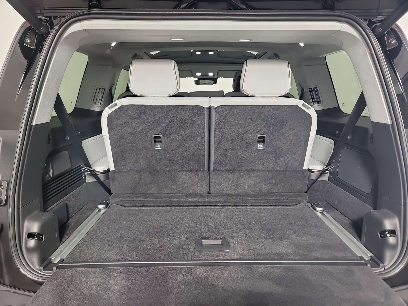 Used 2025 Rivian R1S Premium image 15