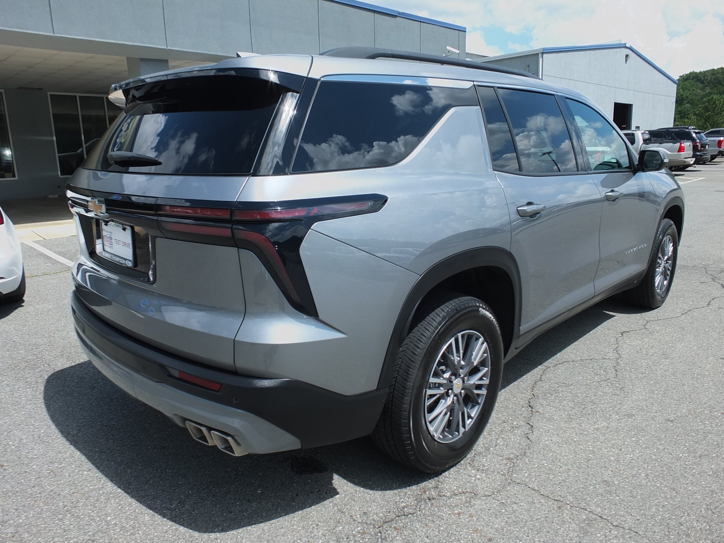 Used 2026 Chevrolet Traverse LT FWD image 3