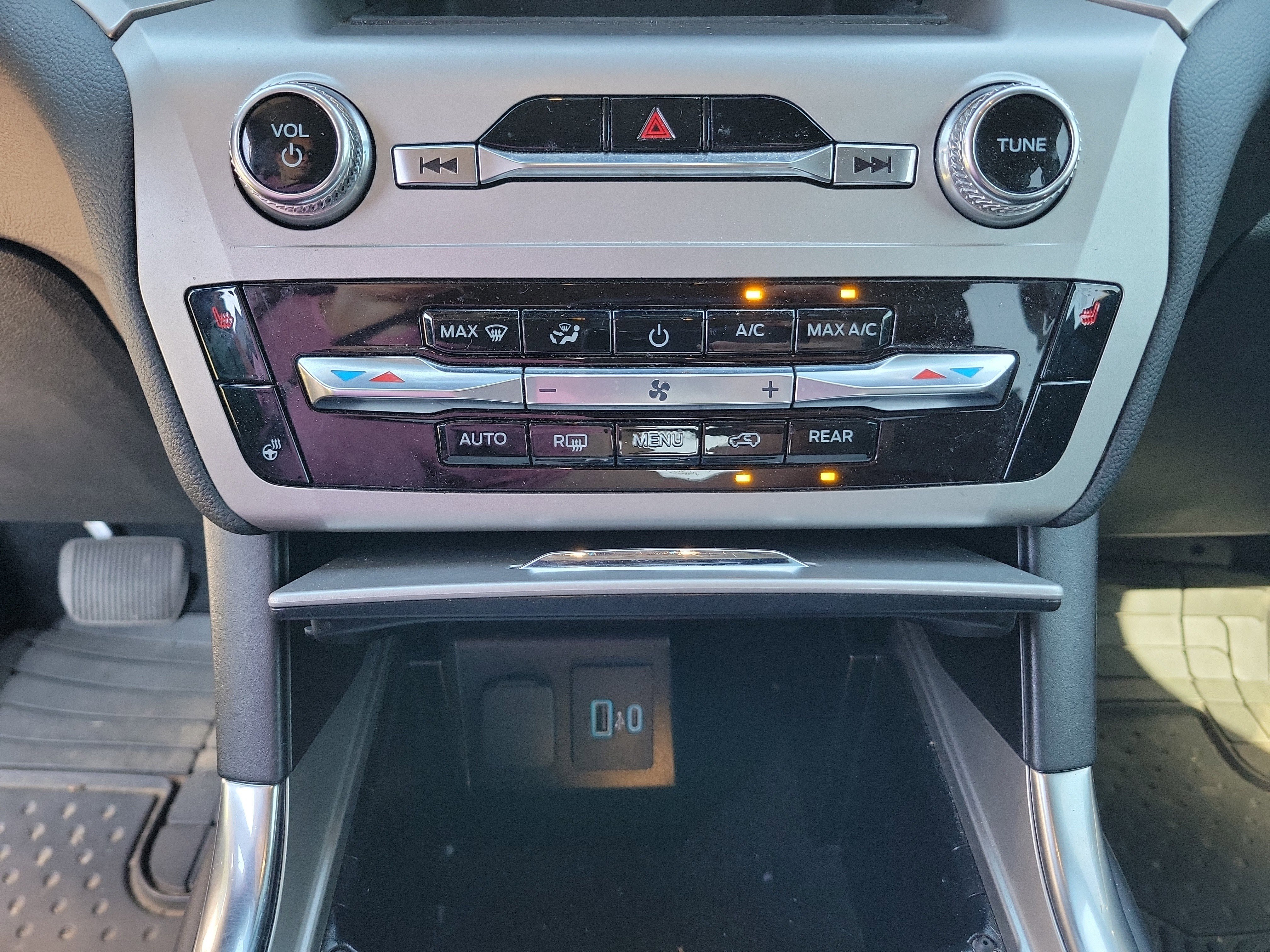 Used 2022 Ford Explorer XLT w/ Equipment Group 202A image 14