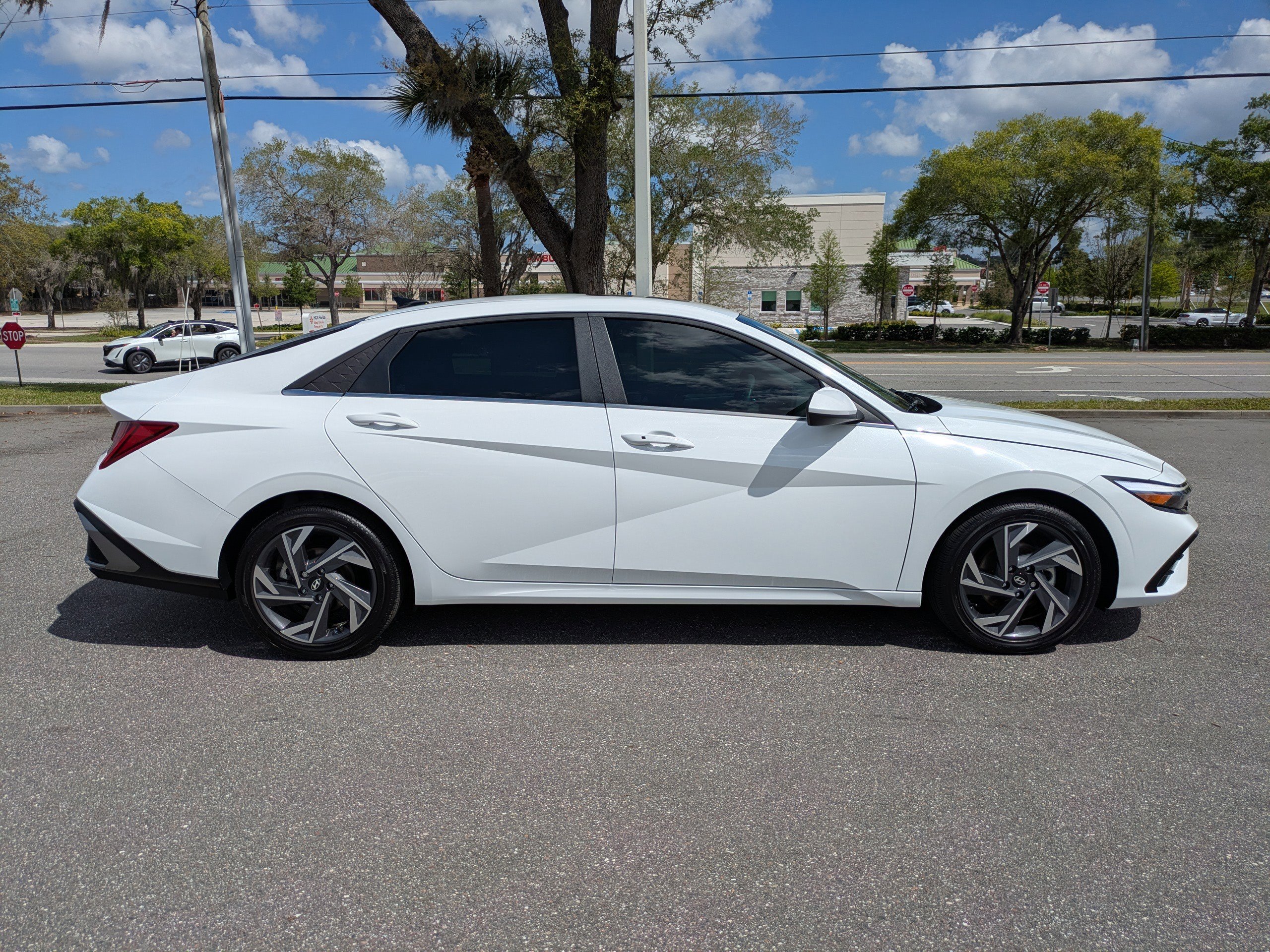 Used 2025 Hyundai Elantra SEL image 3