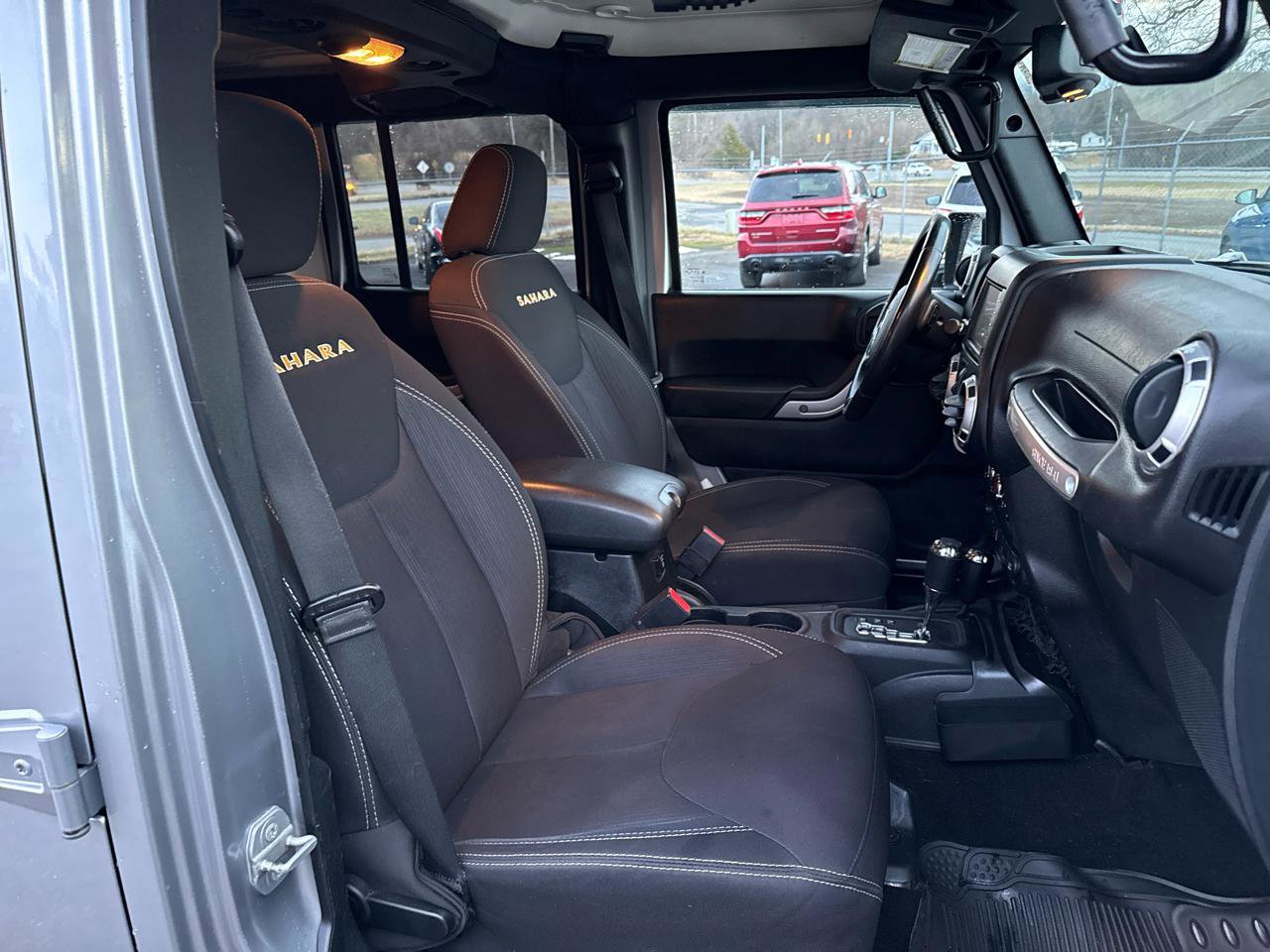 Used 2015 Jeep Wrangler Unlimited Sahara w/ Connectivity Group AWD/4WD image 16