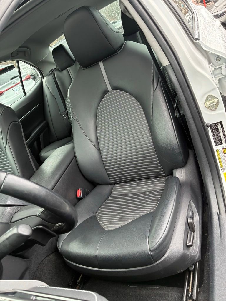 Used 2020 Toyota Camry SE w/ Sunroof Package image 17