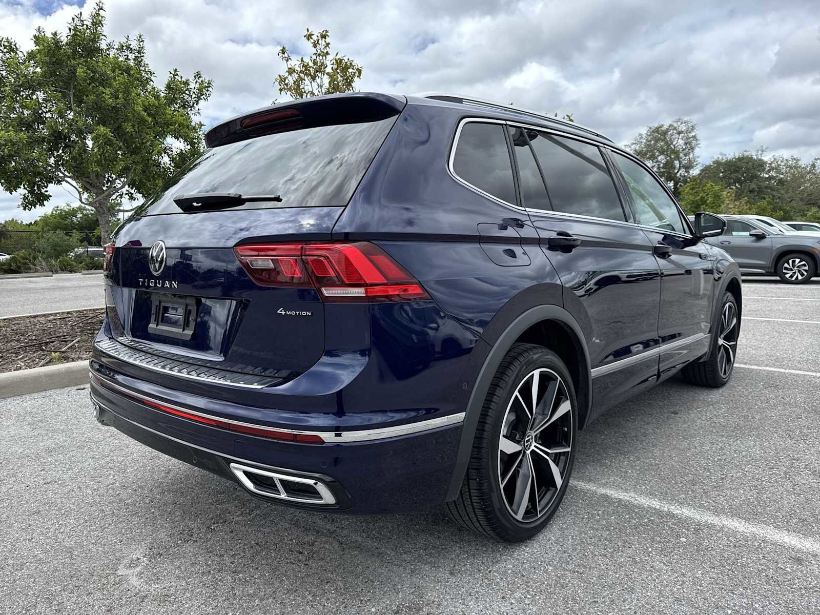 Used 2024 Volkswagen Tiguan SEL R-Line AWD/4WD image 9