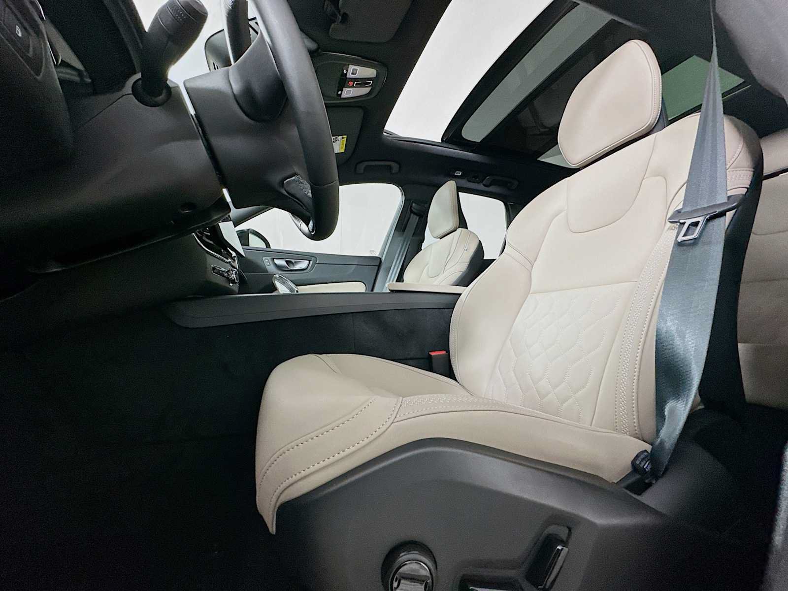 New 2026 Volvo XC60 T8 Plus w/ Protection Package Premier AWD/4WD image 18
