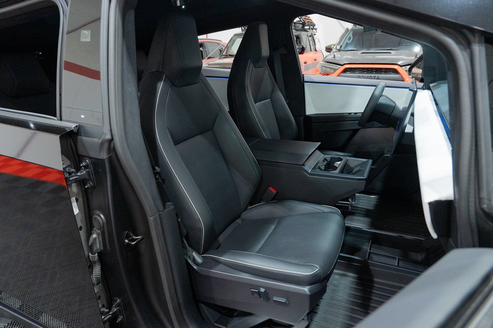 Used 2024 Tesla Cybertruck AWD Crew Cab image 31