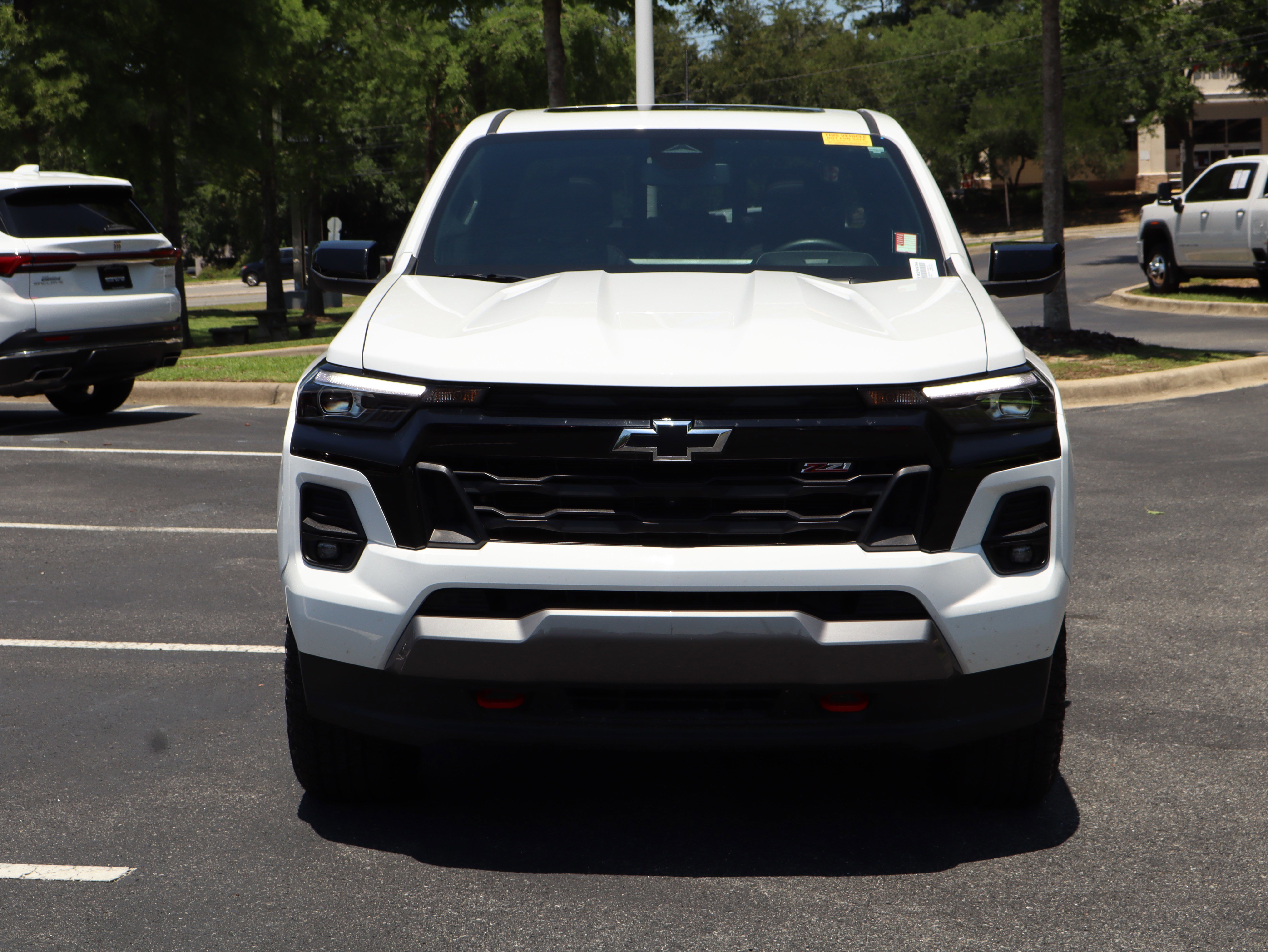 Used 2025 Chevrolet Colorado Z71 w/ Technology Package AWD/4WD image 3