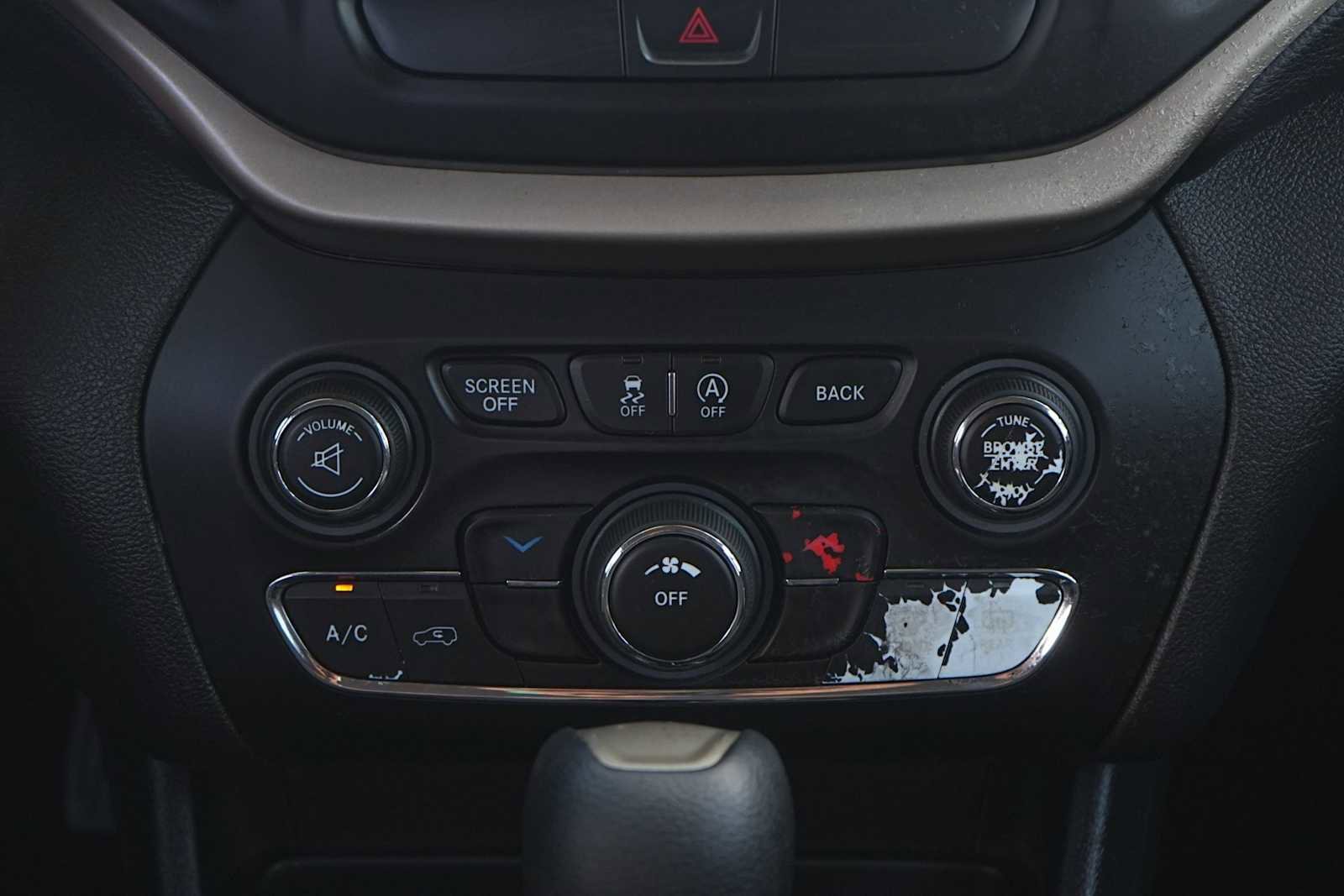 Used 2017 Jeep Cherokee Latitude w/ Comfort & Sound Group FWD image 20