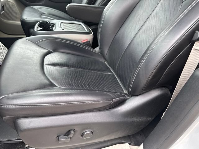 Used 2023 Chrysler Pacifica Touring-L FWD image 9