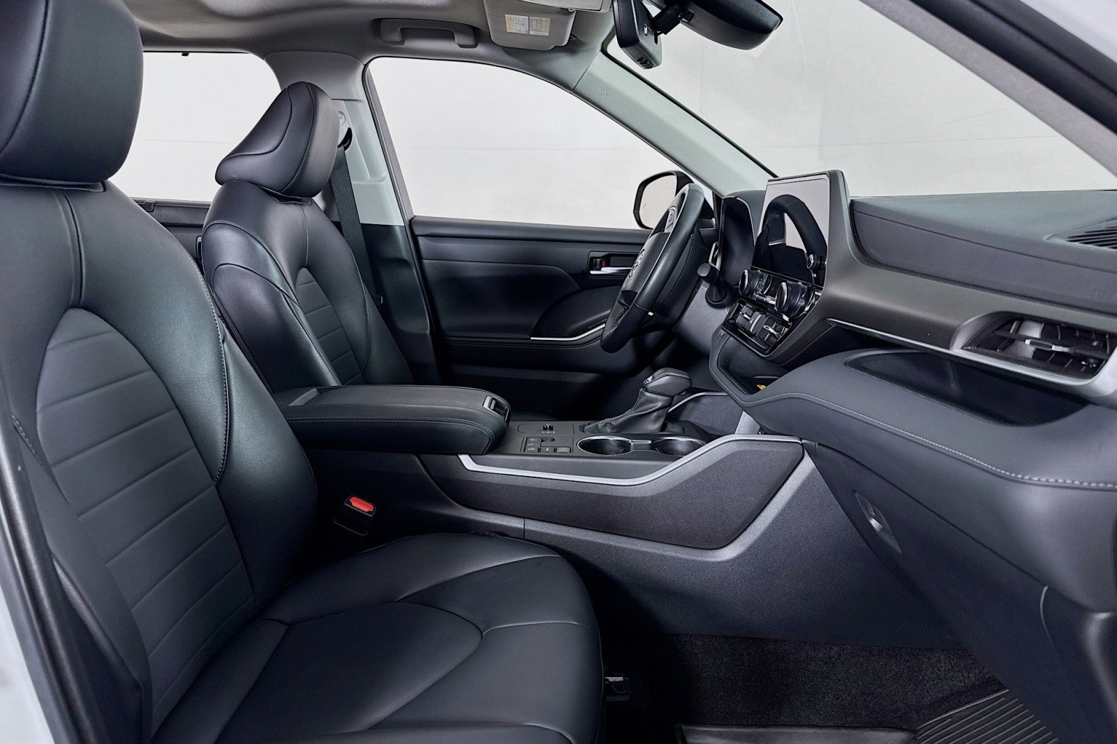 Used 2024 Toyota Highlander XLE image 6